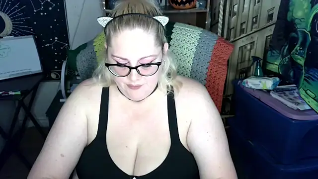 Snapshot of Kinky_Witch chatting on 05-19-26, 04:25 Kinky Witch online show from 05-19-26, 04:25