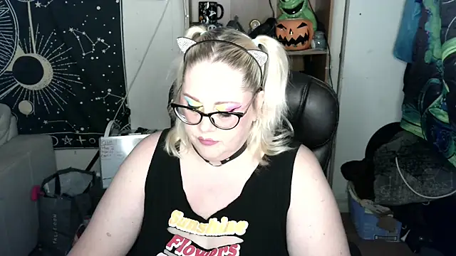 Snapshot of Kinky_Witch chatting on 06-01-26, 04:17 Kinky Witch online show from 06-01-26, 04:17