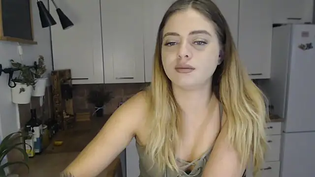 Snapshot of BuffyxLUST chatting on 11-11-25, 10:32 BuffyxLUST online show from 11-11-25, 10:32