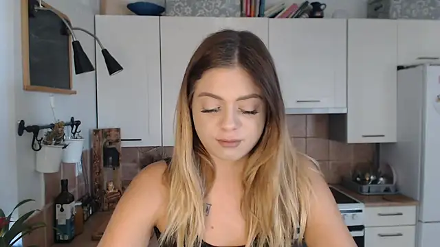 Snapshot of BuffyxLUST chatting on 10-20-25, 09:21 BuffyxLUST online show from 10-20-25, 09:21