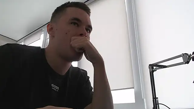 Snapshot of FreddyBredi chatting on 10-06-25, 06:58 FreddyBredi online show from 10-06-25, 06:58