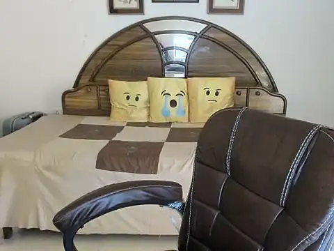 Snapshot of LovelyYoYo chatting on 10-08-25, 02:13 LovelyYoYo online show from 10-08-25, 02:13