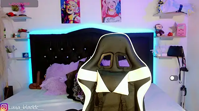 Snapshot of Luna_blackk chatting on 10-23-25, 09:02 Luna blackk online show from 10-23-25, 09:02