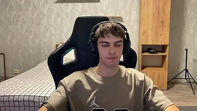 Snapshot of elliot_scott chatting on 09-20-25, 01:27 elliot scott online show from 09-20-25, 01:27