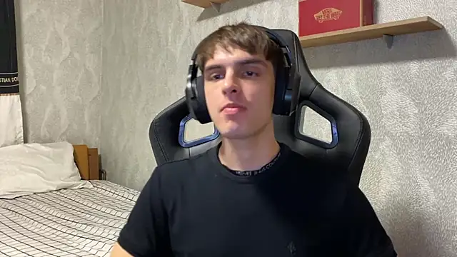 Snapshot of elliot_scott chatting on 09-26-25, 10:27 elliot scott online show from 09-26-25, 10:27