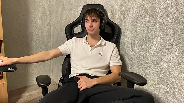 Snapshot of elliot_scott chatting on 10-11-25, 02:34 elliot scott online show from 10-11-25, 02:34