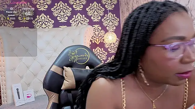 Snapshot of Tyra_Fox chatting on 09-30-25, 03:23 Tyra Fox online show from 09-30-25, 03:23