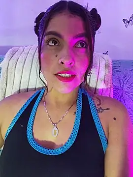 Snapshot of Fox_Roxxan chatting on 06-07-26, 02:17 Fox Roxxan online show from 06-07-26, 02:17