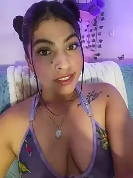 Snapshot of Fox_Roxxan chatting on 06-19-26, 02:28 Fox Roxxan online show from 06-19-26, 02:28