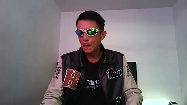 Snapshot of andrewcoopper1 chatting on 02-05-26, 01:18 andrewcoopper1 online show from 02-05-26, 01:18