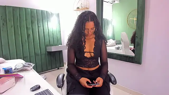 Snapshot of Sweet_Lucyy chatting on 09-27-25, 05:13 Sweet Lucyy online show from 09-27-25, 05:13