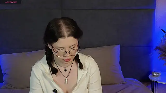 Snapshot of RianaRey chatting on 06-05-26, 06:18 RianaRey online show from 06-05-26, 06:18