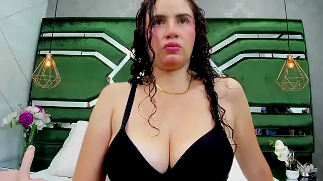 ThaliaCross online show from 10-14-25, 07:36