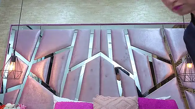 ThaliaCross online show from 02-11-26, 07:36