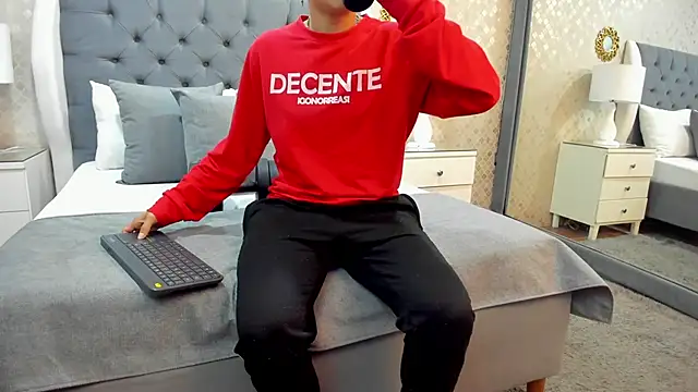 ZoeKrug online show from 09-18-25, 12:41