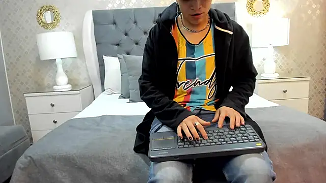 ZoeKrug online show from 10-10-25, 11:55