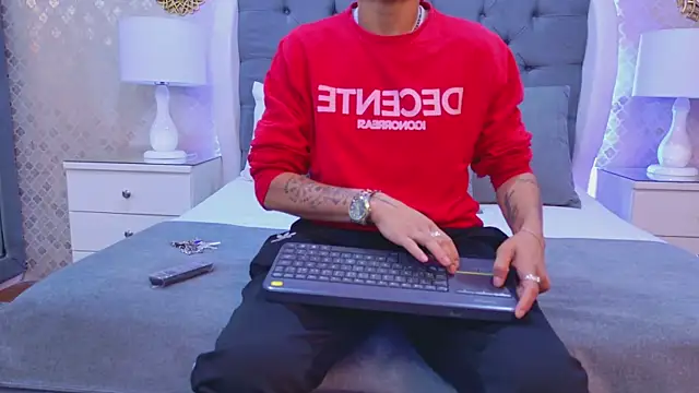 ZoeKrug online show from 12-01-25, 11:44