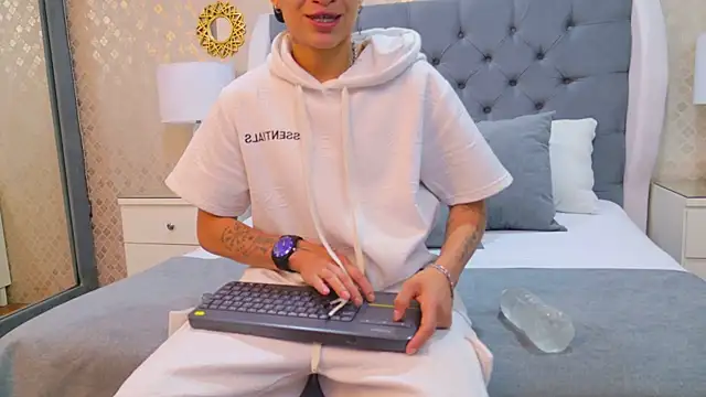 ZoeKrug online show from 10-06-25, 11:33