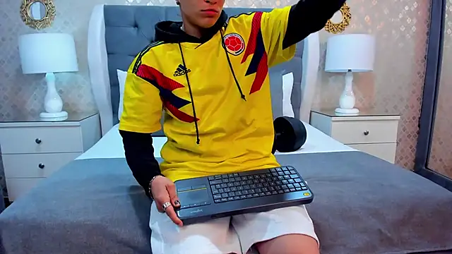 ZoeKrug online show from 10-11-25, 11:55