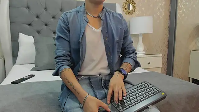 ZoeKrug online show from 09-12-25, 12:16