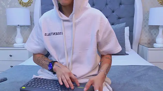 ZoeKrug online show from 10-29-25, 12:04