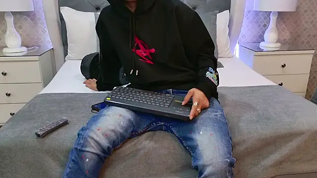 ZoeKrug online show from 12-22-25, 07:25