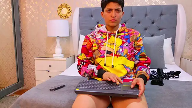 ZoeKrug online show from 10-07-25, 03:51