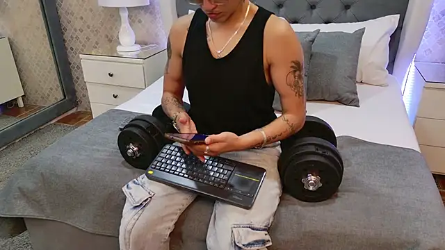 ZoeKrug online show from 12-20-25, 07:17