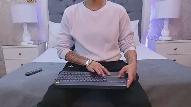 ZoeKrug online show from 11-24-25, 08:53