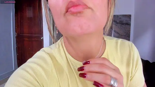 Snapshot of Agatha_Pleasure chatting on 06-03-26, 02:33 Agatha Pleasure online show from 06-03-26, 02:33
