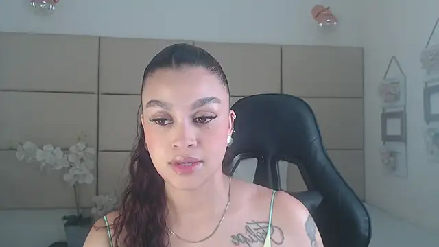 Snapshot of Rossi_Baker chatting on 10-16-25, 04:26 Rossi Baker online show from 10-16-25, 04:26