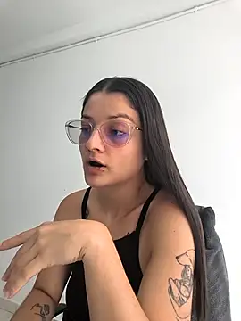 Coralinne   online show from 04-18-26, 03:36