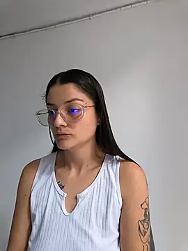 Coralinne   online show from 05-13-26, 04:03