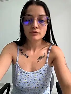 Coralinne   online show from 04-19-26, 03:35