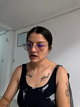 Coralinne   online show from 05-04-26, 03:04