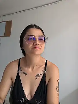 Coralinne   online show from 05-25-26, 04:38