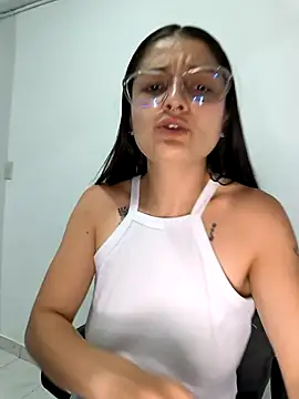 Coralinne   online show from 04-22-26, 01:34