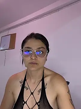 Coralinne   online show from 05-22-26, 01:03
