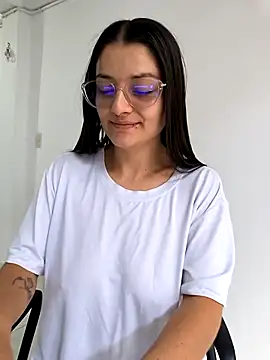 Coralinne   online show from 04-04-26, 03:18