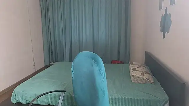 Laura Gol online show from 10-13-25, 01:23