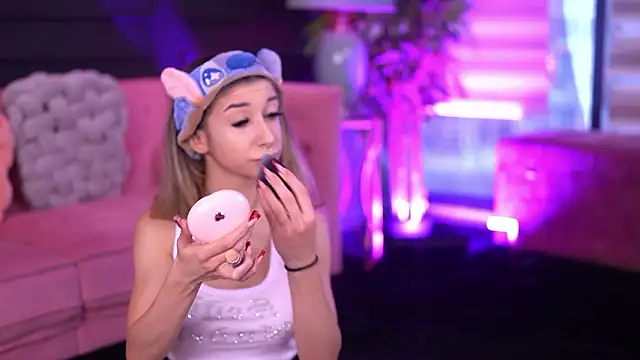 Snapshot of OdetteMason chatting on 02-20-26, 06:10 OdetteMason online show from 02-20-26, 06:10