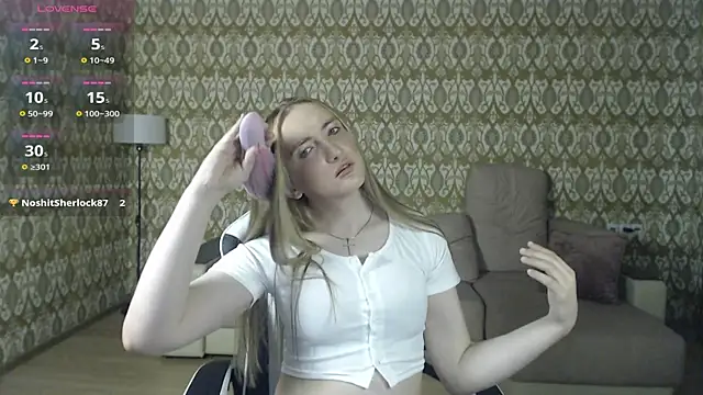 Snapshot of Vi_Luxy chatting on 04-25-26, 02:03 Vi Luxy online show from 04-25-26, 02:03