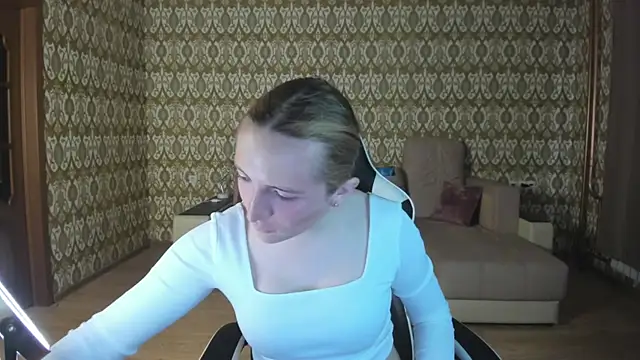 Snapshot of Vi_Luxy chatting on 05-08-26, 02:04 Vi Luxy online show from 05-08-26, 02:04