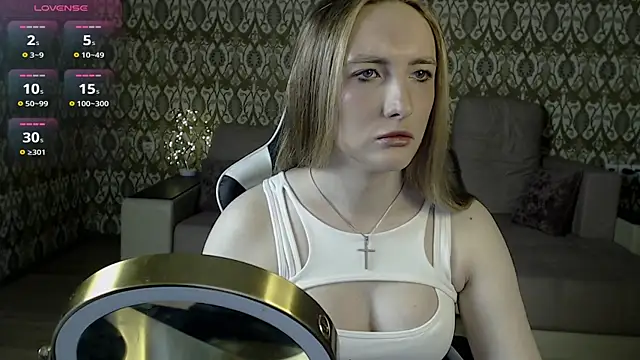 Snapshot of Vi_Luxy chatting on 05-02-26, 01:44 Vi Luxy online show from 05-02-26, 01:44