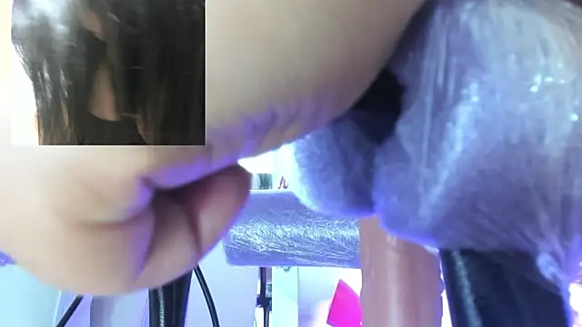 Snapshot of Clunita chatting on 04-29-26, 11:44 Clunita online show from 04-29-26, 11:44
