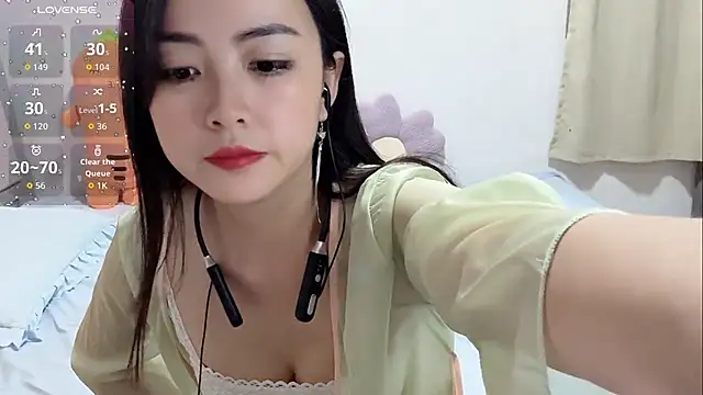 Snapshot of Yingbao-Baby chatting on 10-18-25, 08:16 Yingbao-Baby online show from 10-18-25, 08:16