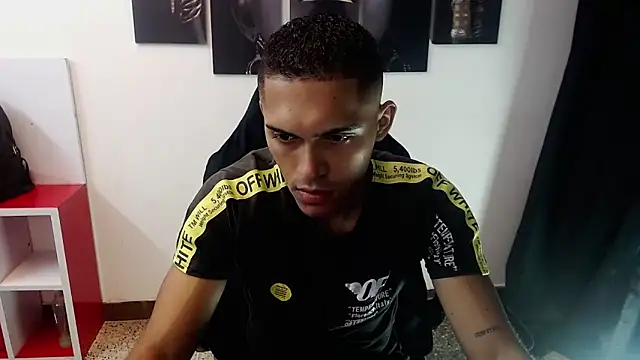 Snapshot of Derek_Storm_ chatting on 11-08-25, 10:52 Derek Storm online show from 11-08-25, 10:52