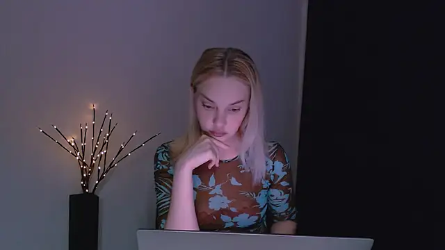 Lia noo regrets online show from 12-22-25, 05:35