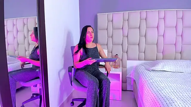 Atenea Clerk online show from 10-11-25, 11:33