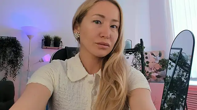 Snapshot of AstraMonroe chatting on 05-01-26, 05:45 AstraMonroe online show from 05-01-26, 05:45
